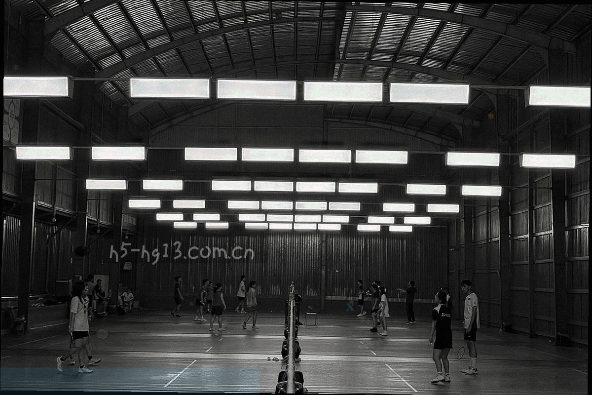 城市夜色中的体育场外立面与灯光导视线条，画面经过抽象处理